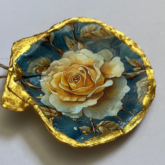 Handcrafted Shell Ornament Floral Gold Decoupage - Picture 3 of 4